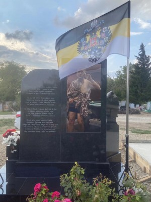Памятник военному двойной со сколом и фотокерамикой — ritualum.ru Памятник военному двойной со сколом и фотокерамикой — ritualum.ru